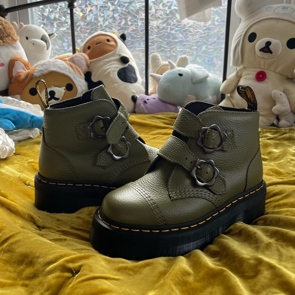 Devon Flower Buckle Dr Martens